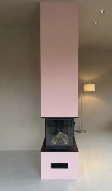 Kamin premium Swiss Kamina i instaluar në ambient modern në Kosovë